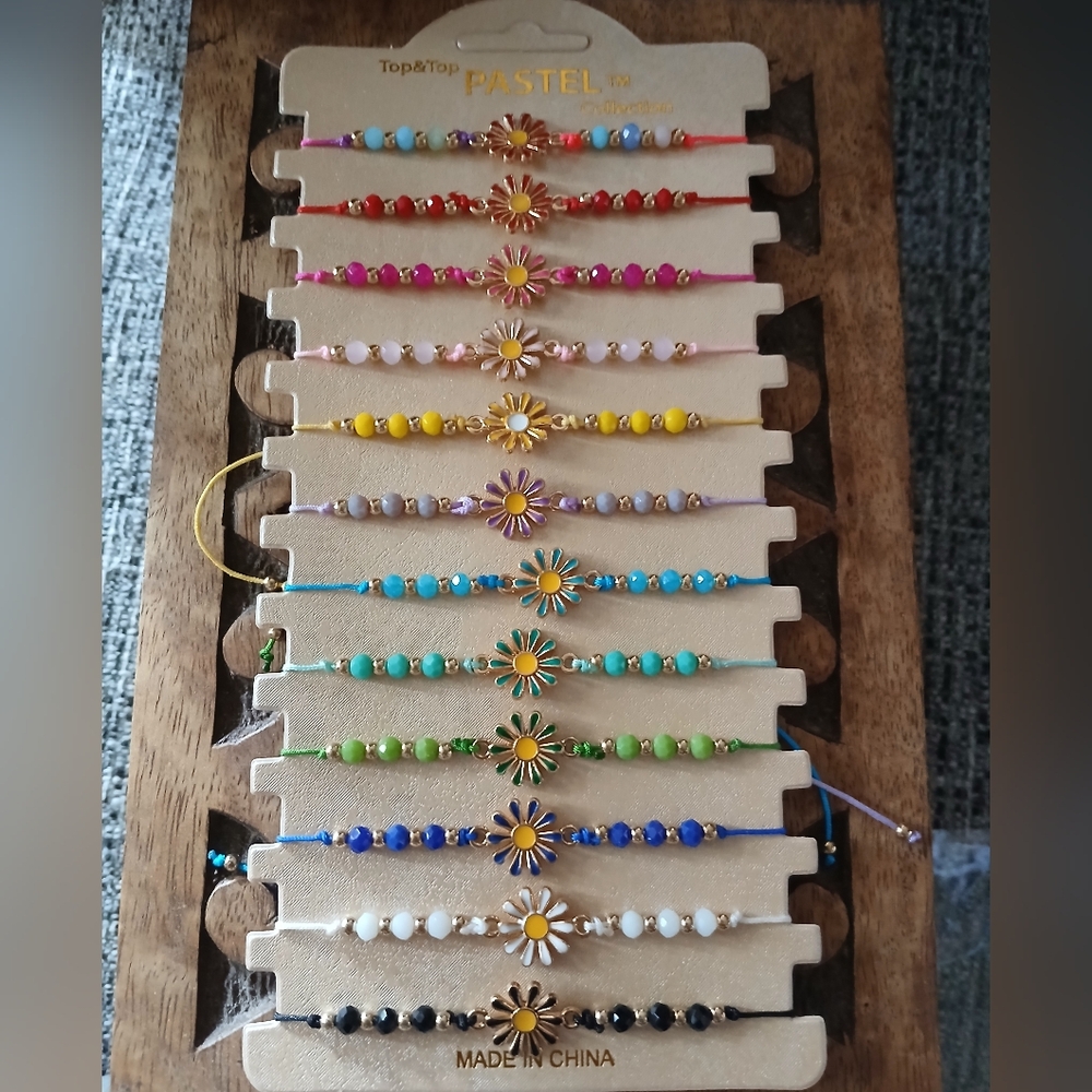 Bracelets slider With Daisy Charm And Colorful Beads NWT For One